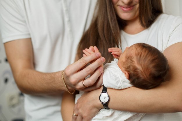 bebe-recien-nacido-papa-mama-brazos-recien-nacido-brazos-padres-jovenes-cerca_133138-398